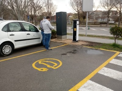 Installat un punt doble de crrega per a vehicles al PI Jordi Camp 